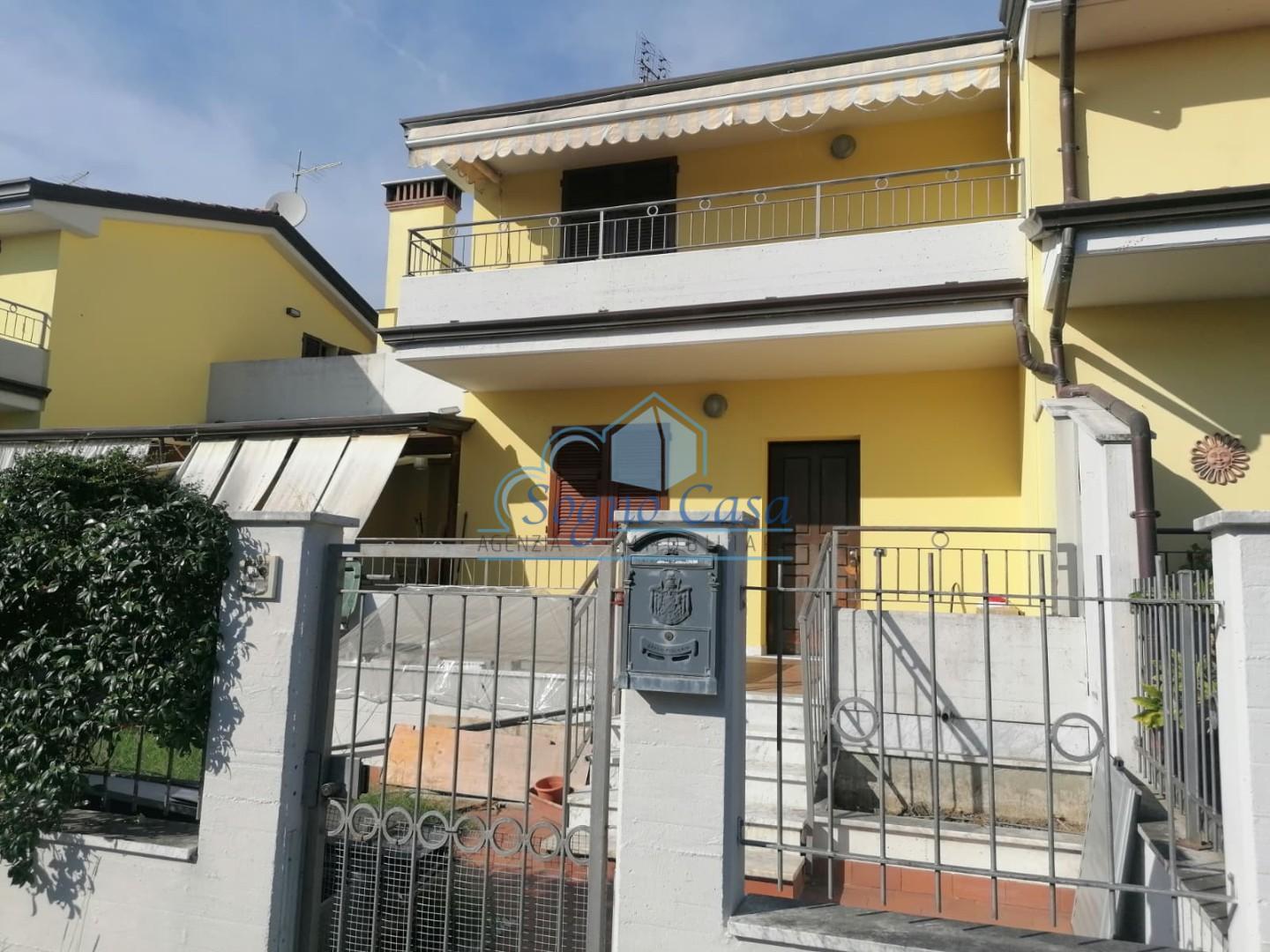 Villa con giardino, Carrara fossone