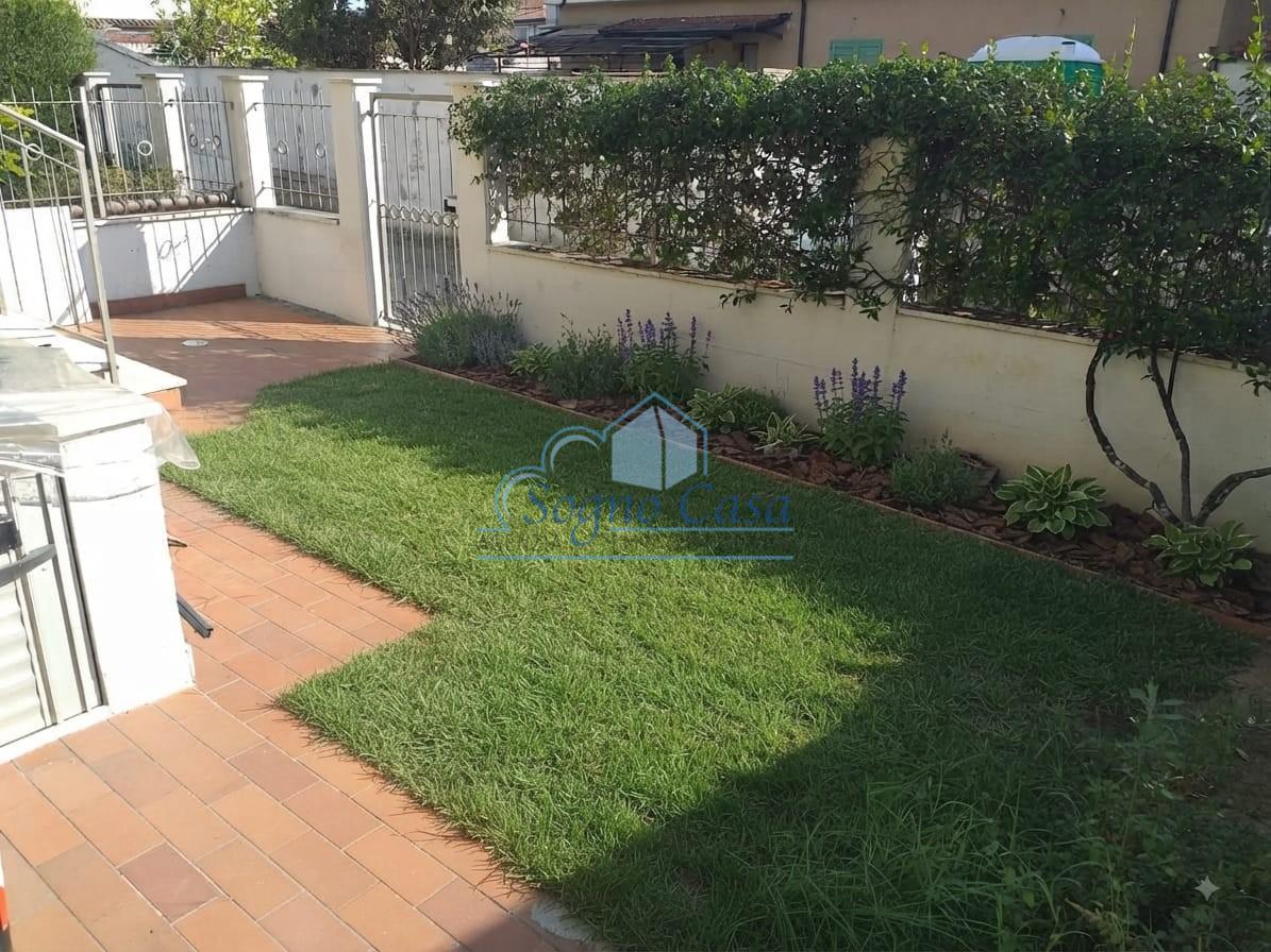 Villa con giardino, Carrara fossone