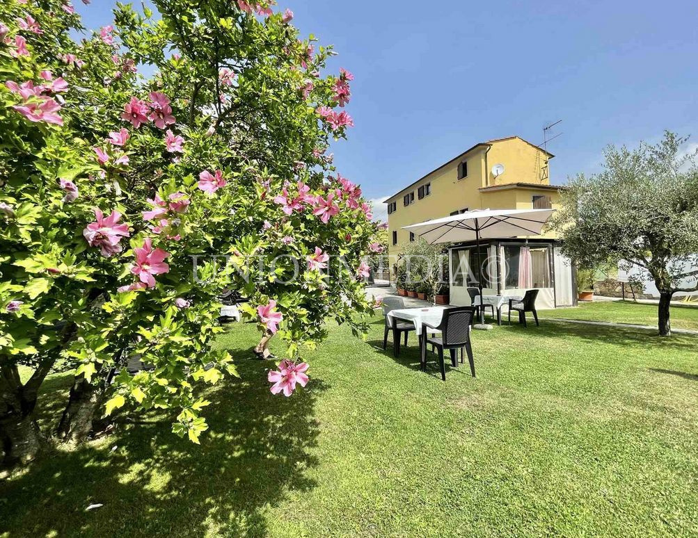 Casa indipendente con giardino in via del corso, Sarzana