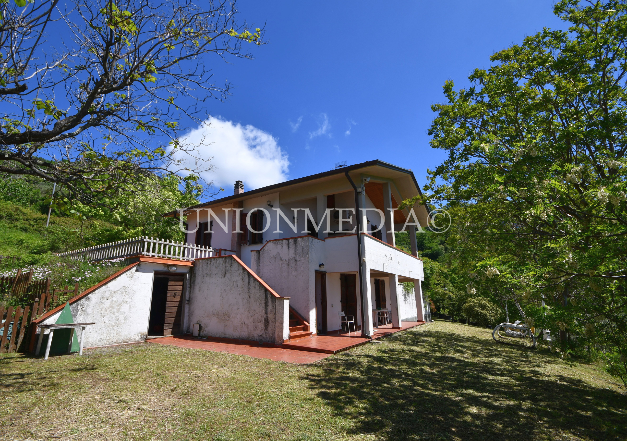 Casa indipendente con giardino a Sarzana