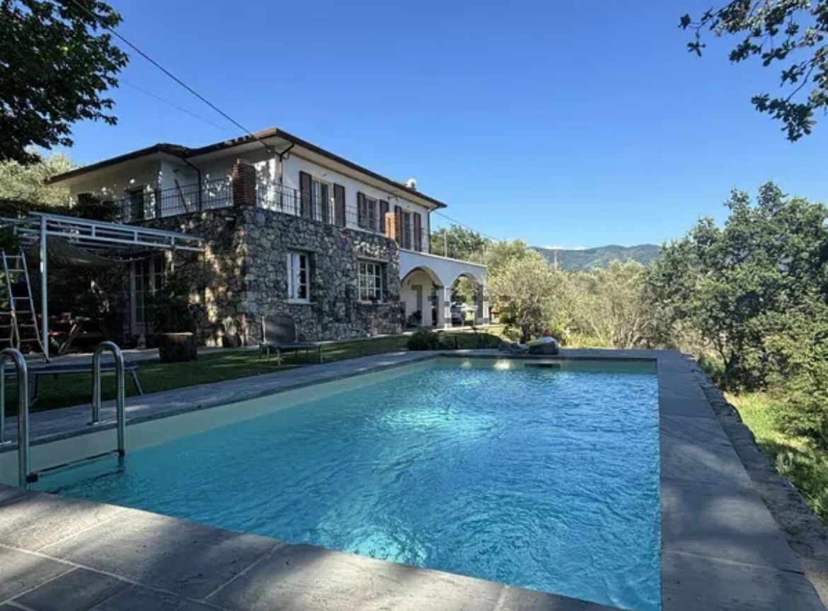 Villa con giardino in via fratta, Sarzana