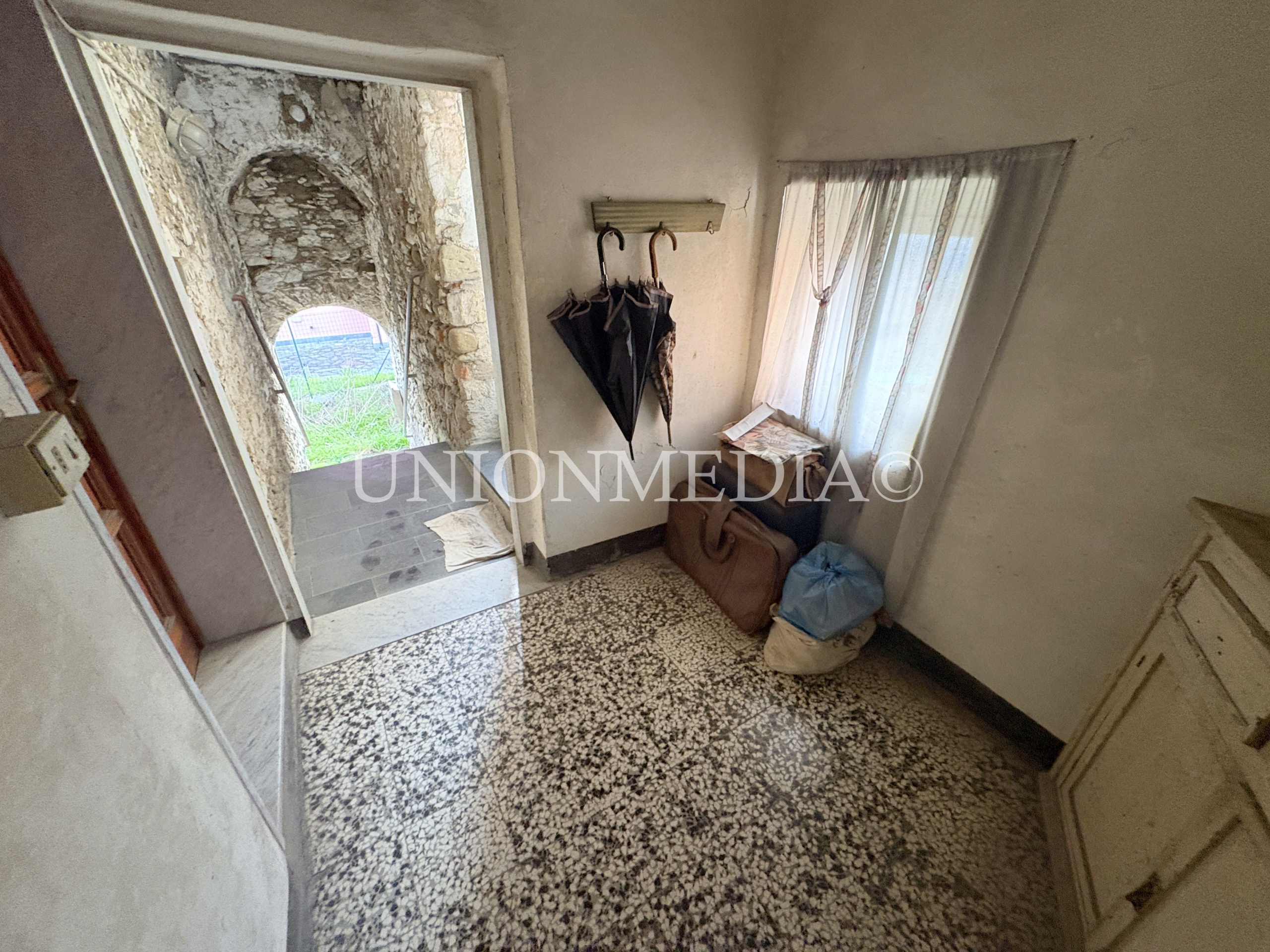 Casa indipendente da ristrutturare in via provinciale, Castelnuovo Magra