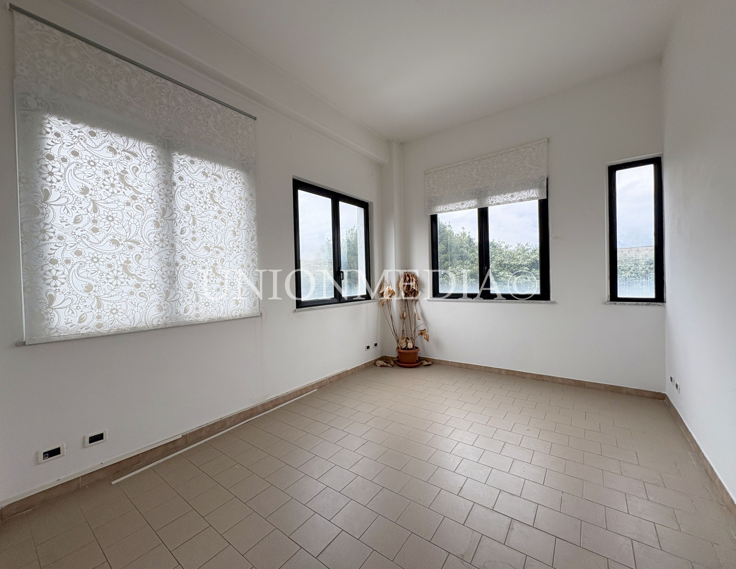 Locale commerciale in affitto a Sarzana