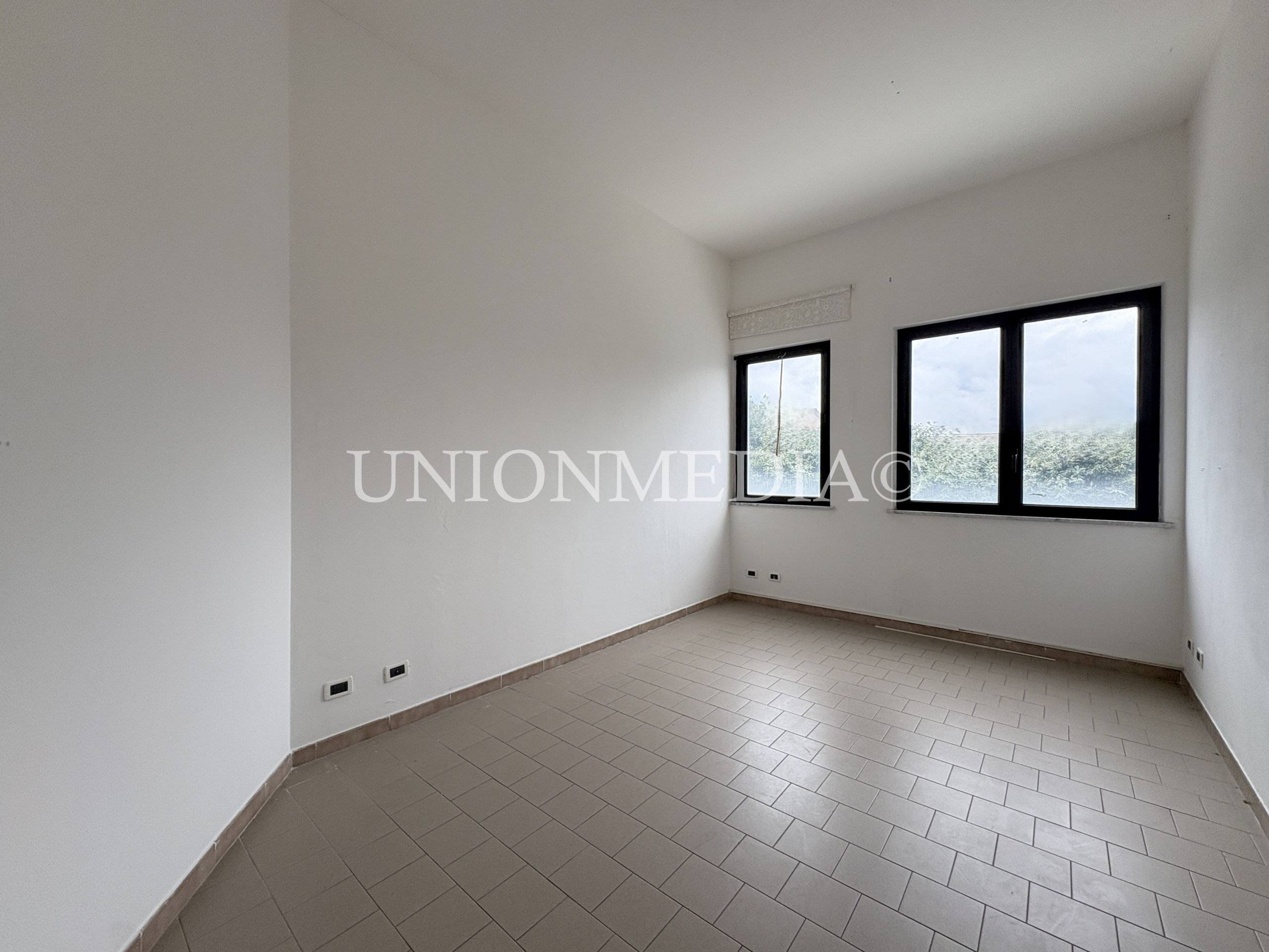 Locale commerciale in affitto a Sarzana