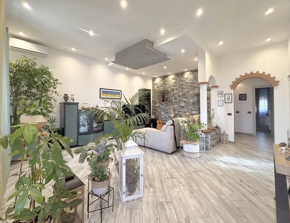 Casa indipendente con giardino in via nave 4, Sarzana