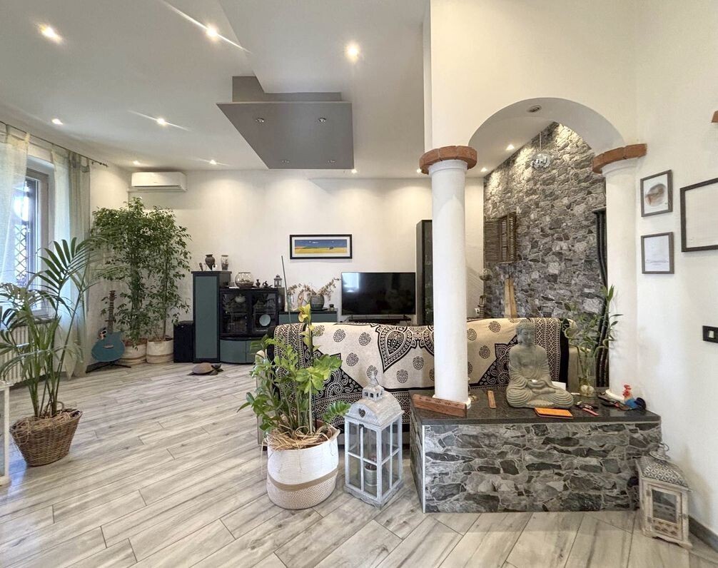 Casa indipendente con giardino in via nave 4, Sarzana