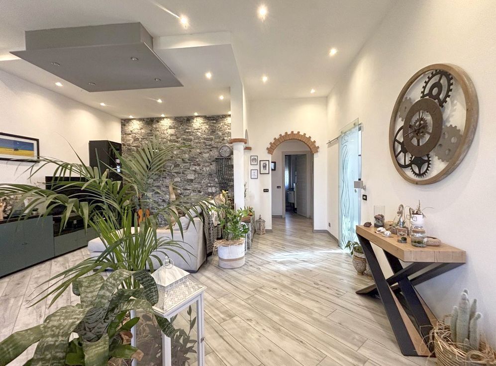 Casa indipendente con giardino in via nave 4, Sarzana