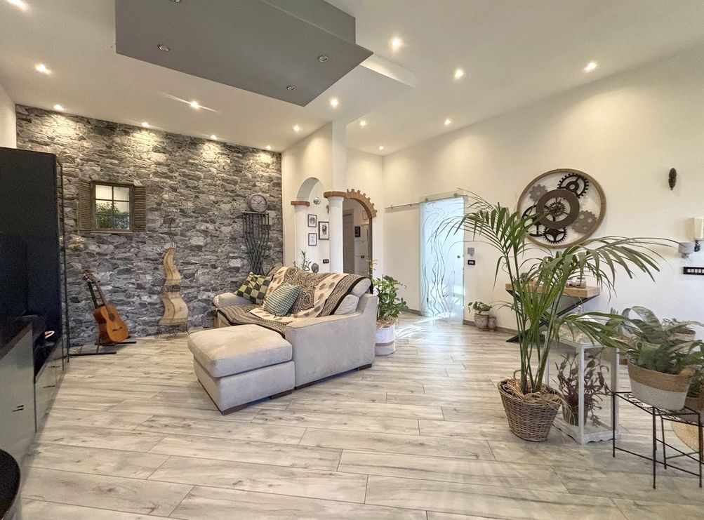 Casa indipendente con giardino in via nave 4, Sarzana