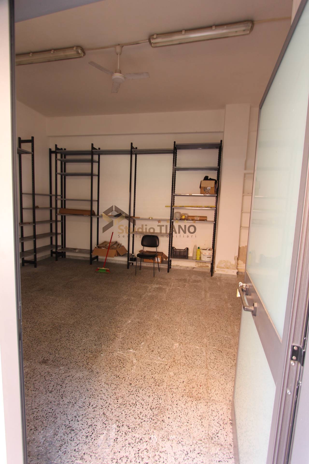 Locale commerciale in vendita a Cosenza, Centro