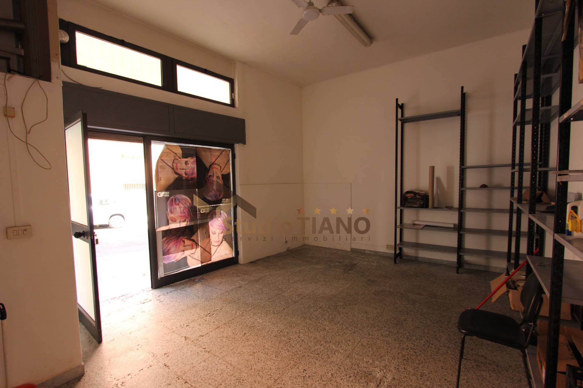 Locale commerciale in vendita a Cosenza, Centro