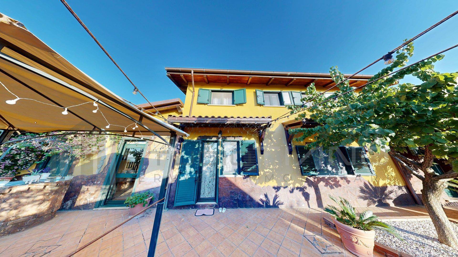 VILLA UNI - FAMILIARE in vendita a Luzzi