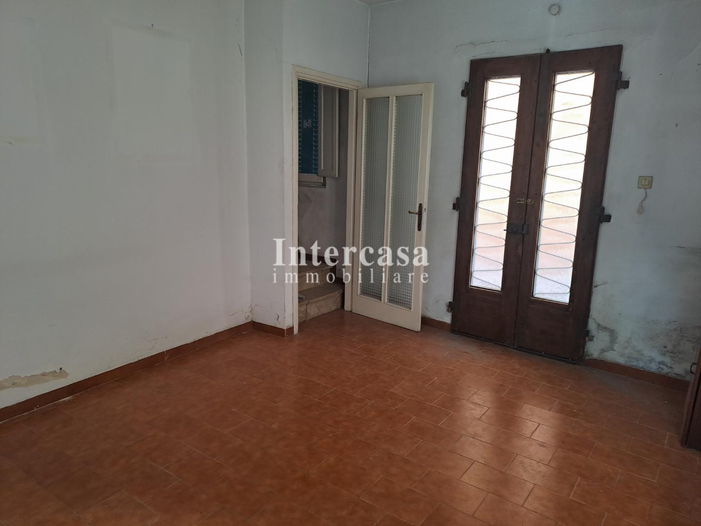 Casa indipendente da ristrutturare, Calci la corte