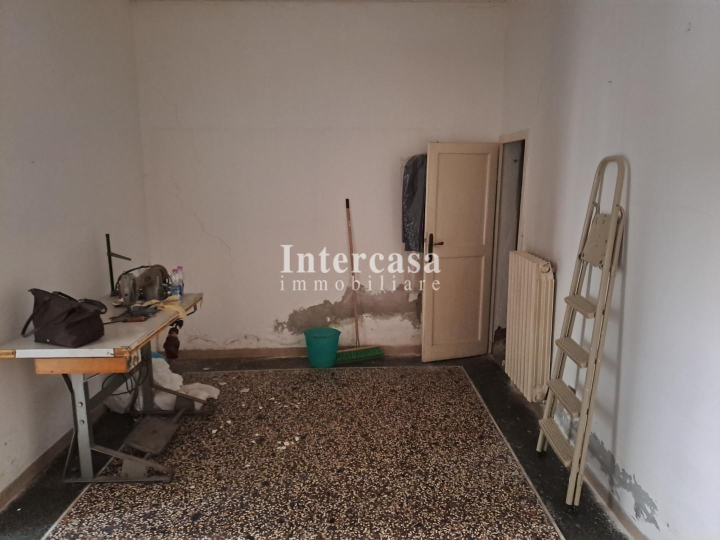Casa indipendente da ristrutturare, Calci la corte