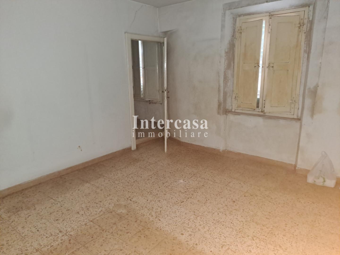 Casa indipendente da ristrutturare, Calci la corte