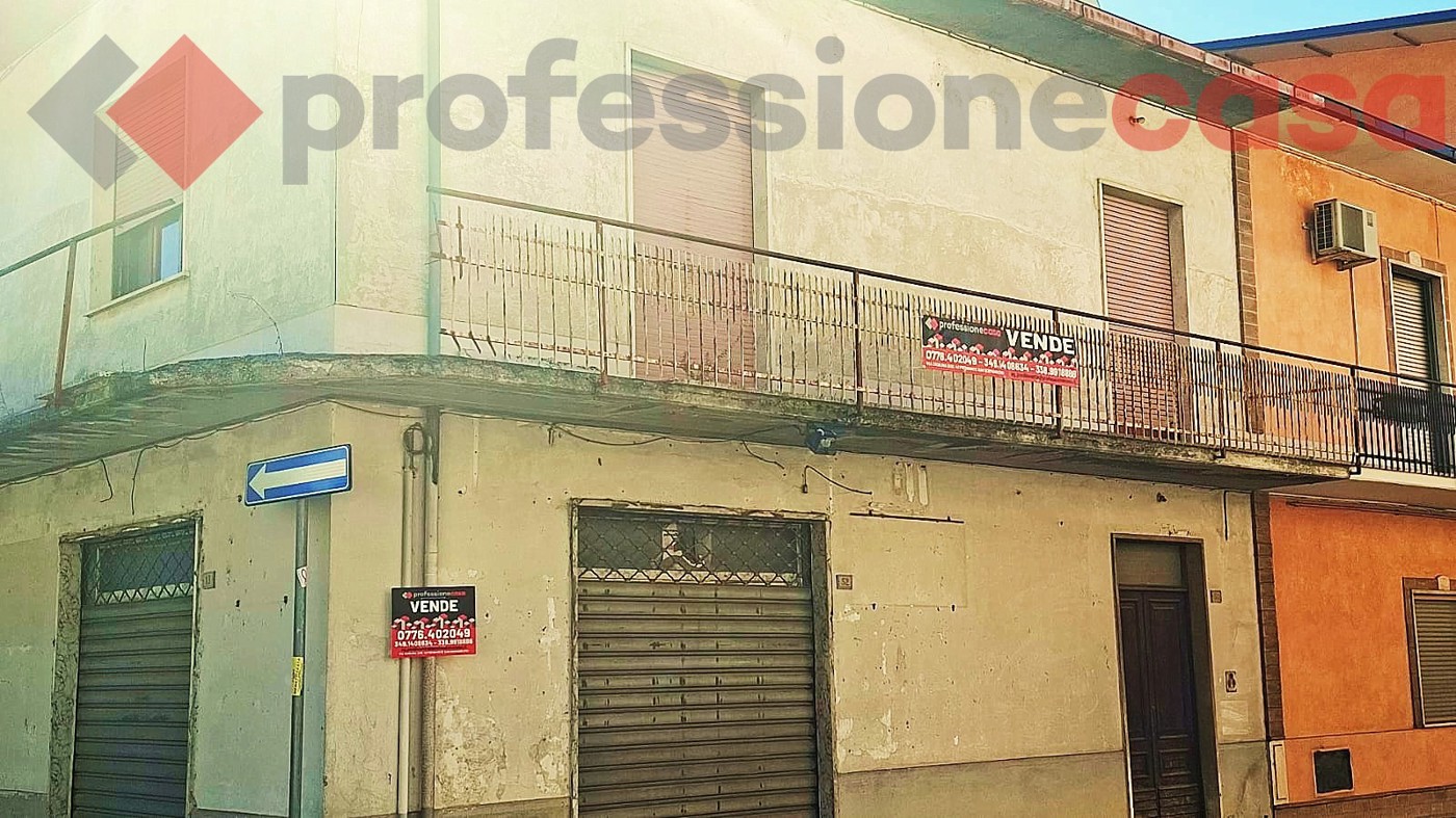 Stabile/Palazzo in vendita a Aquino