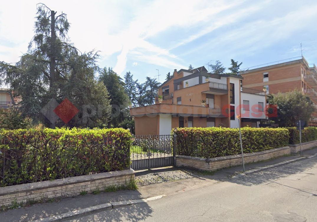Casa indipendente con giardino a Frosinone