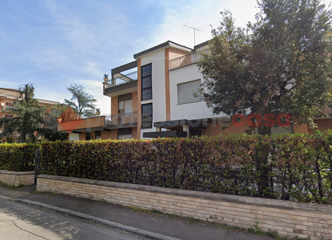 Casa indipendente con giardino a Frosinone