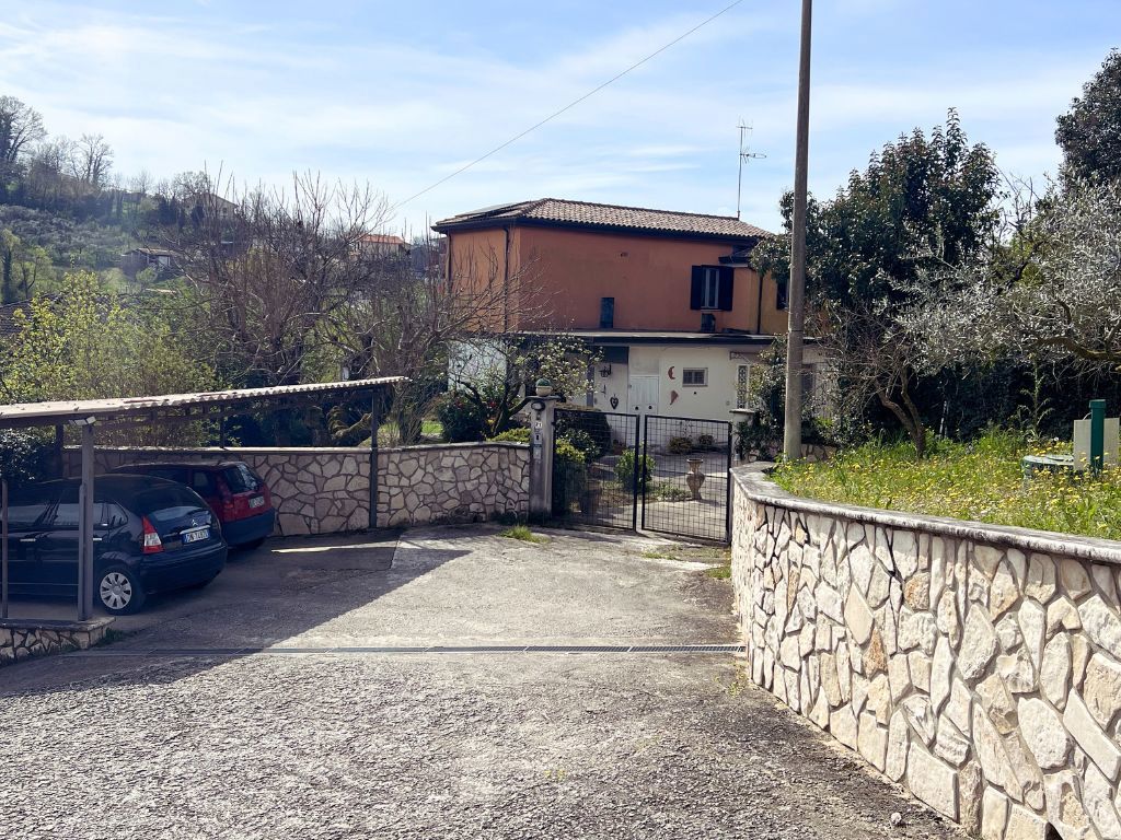 Casa indipendente con giardino a Frosinone