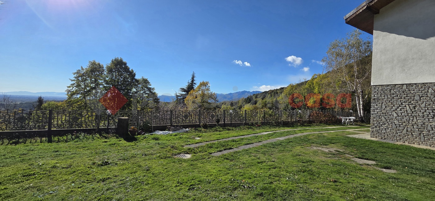 Villa con giardino a Roletto