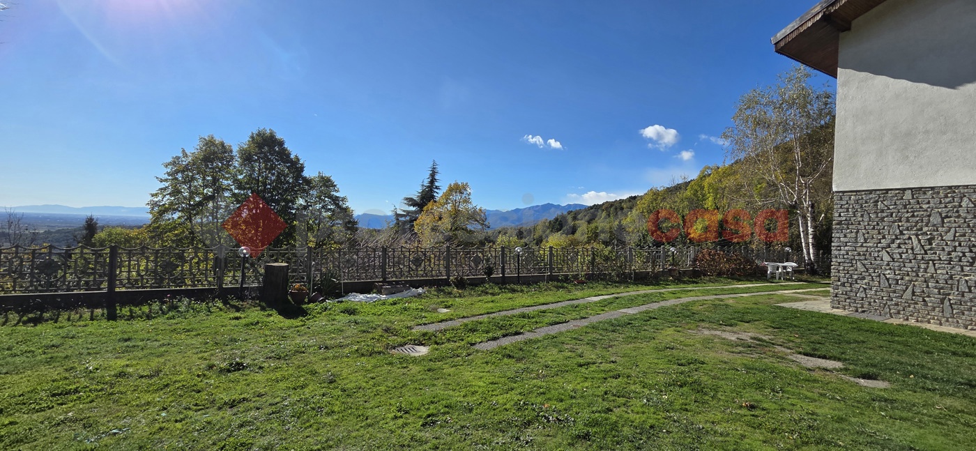 Villa con giardino a Roletto