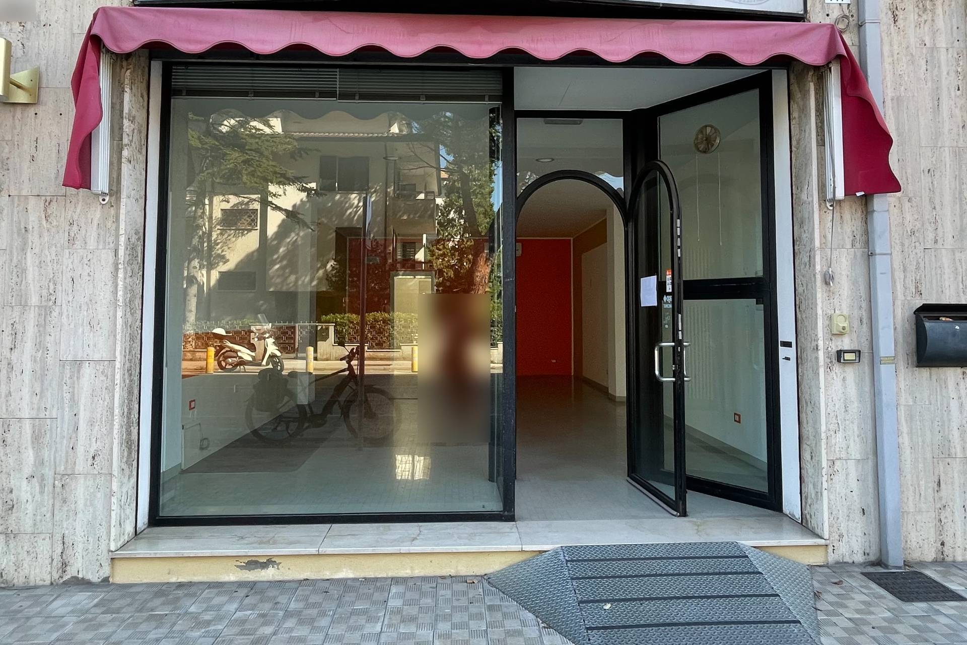 Negozio in vendita a Pesaro, Muraglia