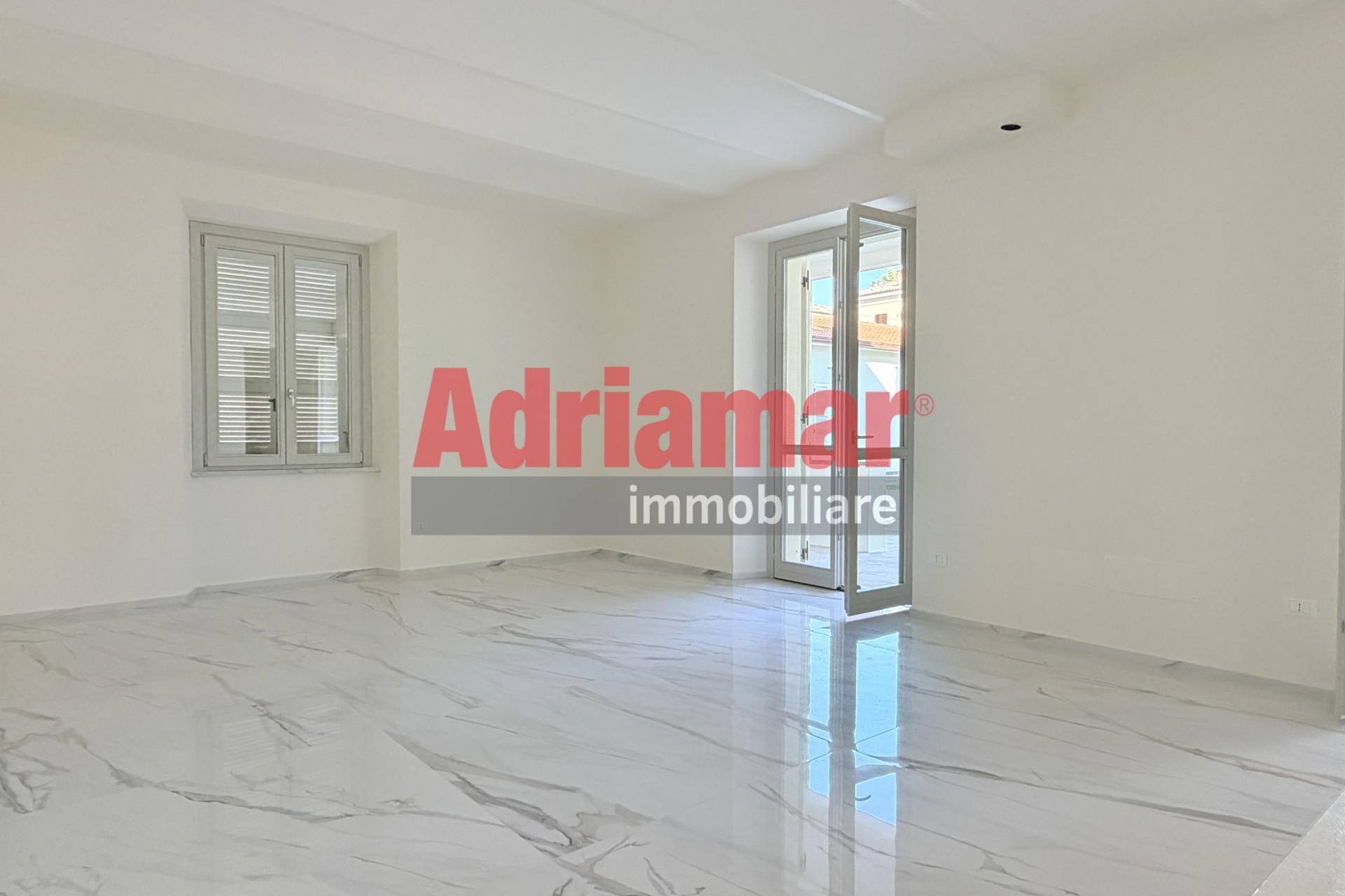 Appartamento in vendita a Pesaro, Mare