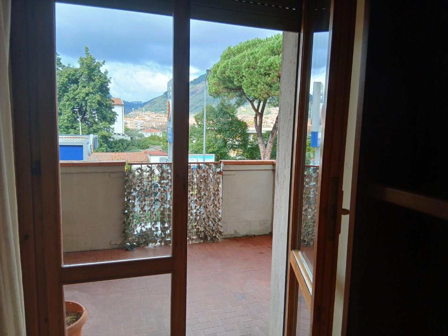 Trilocale con terrazzi, Massa centro