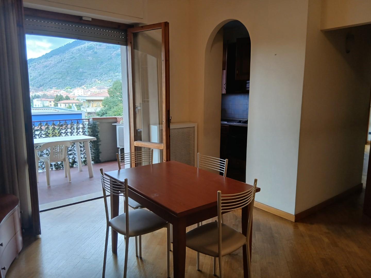 Trilocale con terrazzi, Massa centro