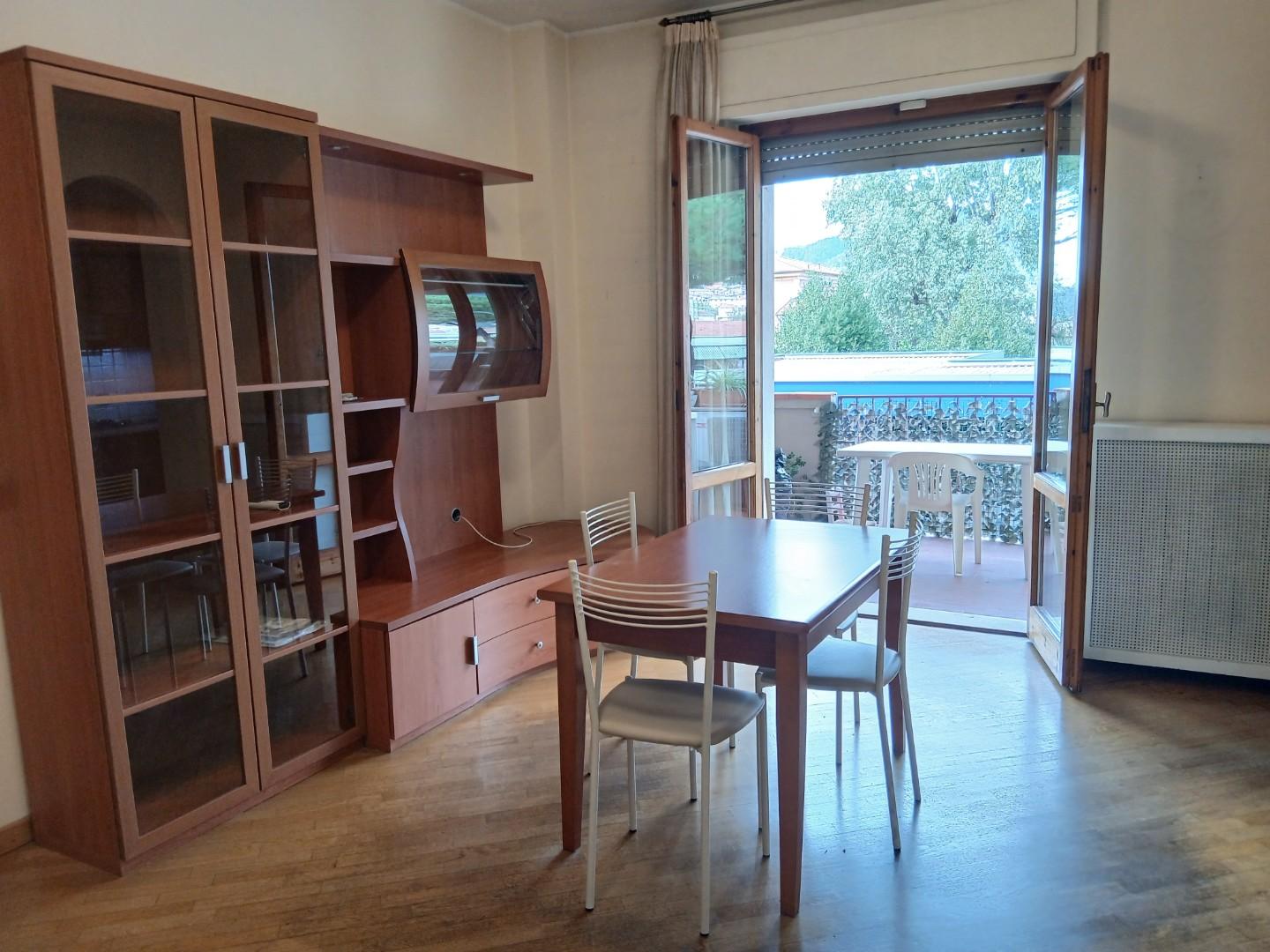 Trilocale con terrazzi, Massa centro