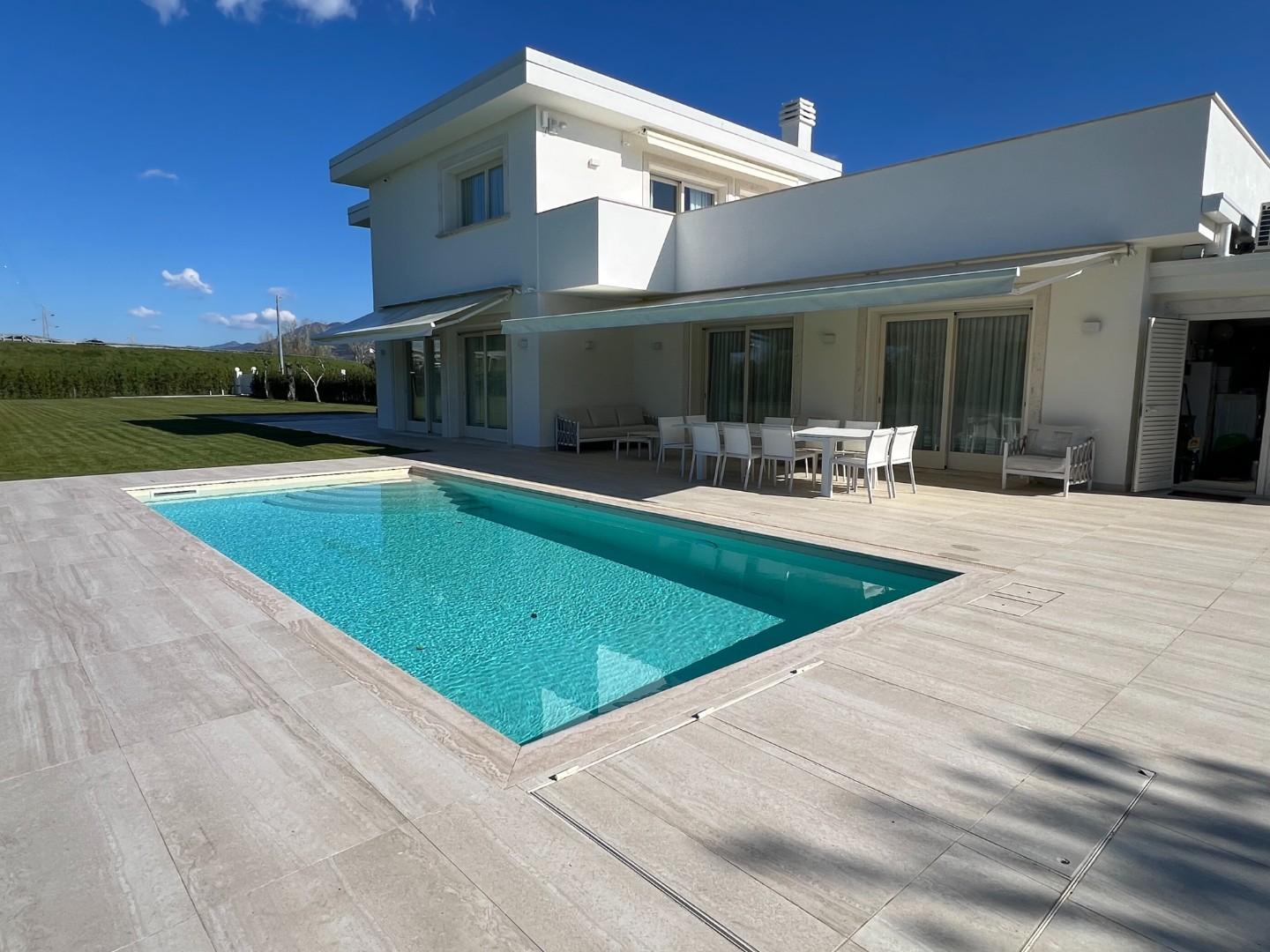 Villa con giardino, Pietrasanta vaiana