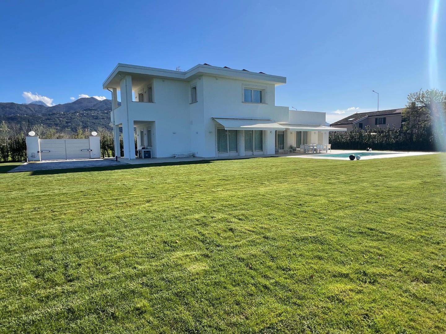 Villa con giardino, Pietrasanta vaiana
