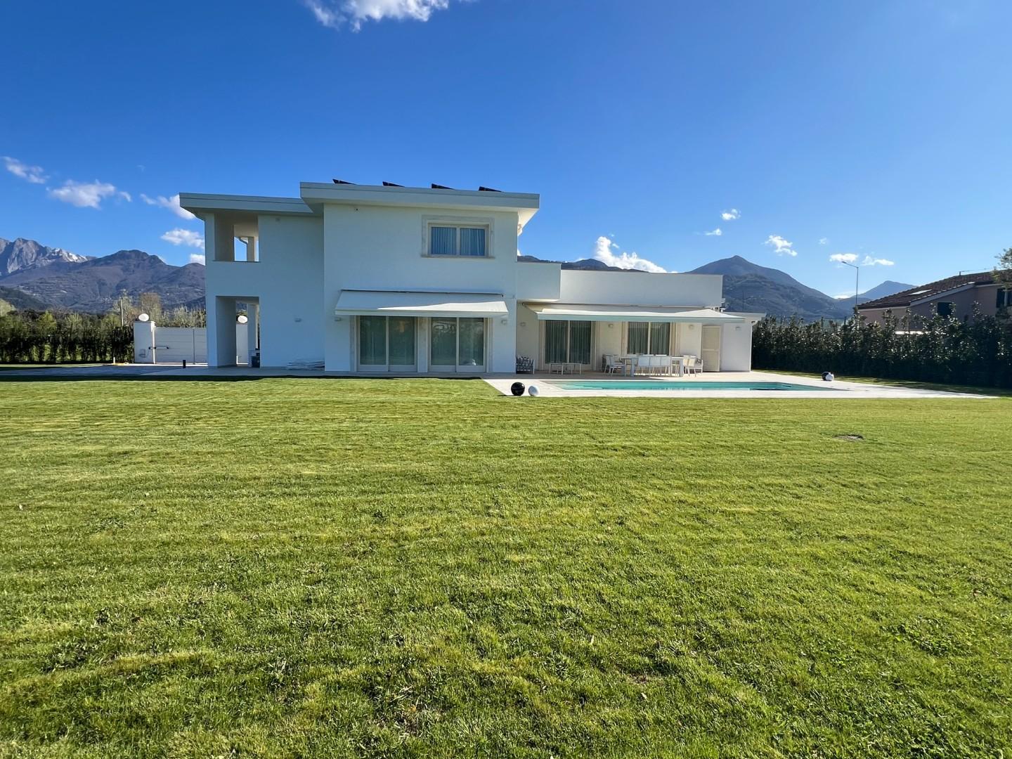 Villa con giardino, Pietrasanta vaiana