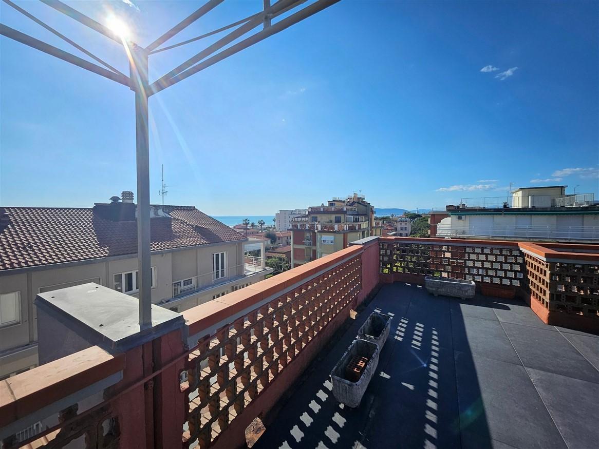 Attico vista mare, Massa marina di