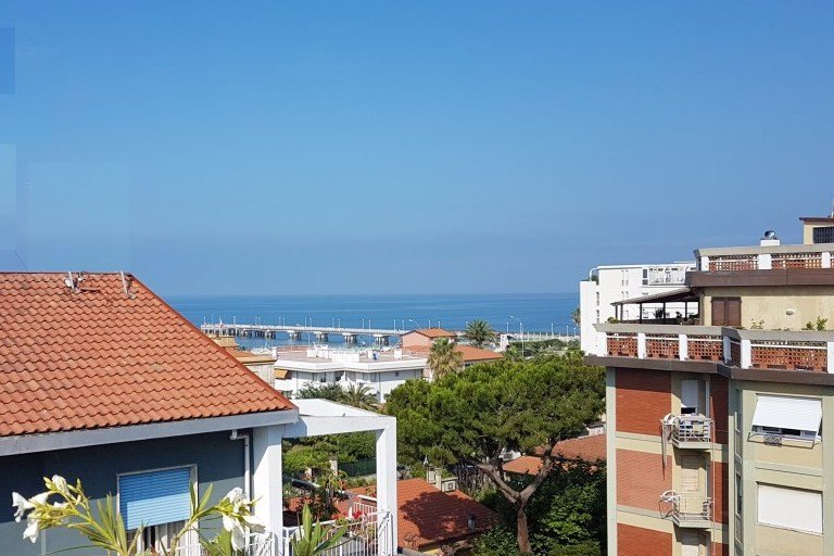 Attico vista mare, Massa marina di