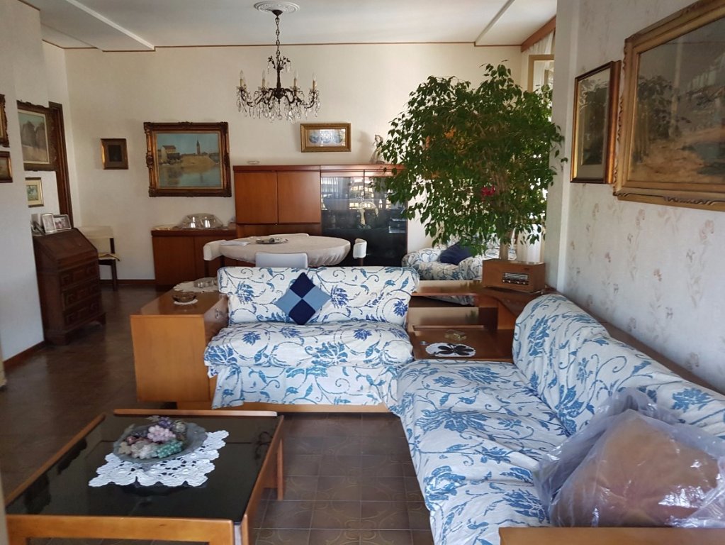 Attico vista mare, Massa marina di