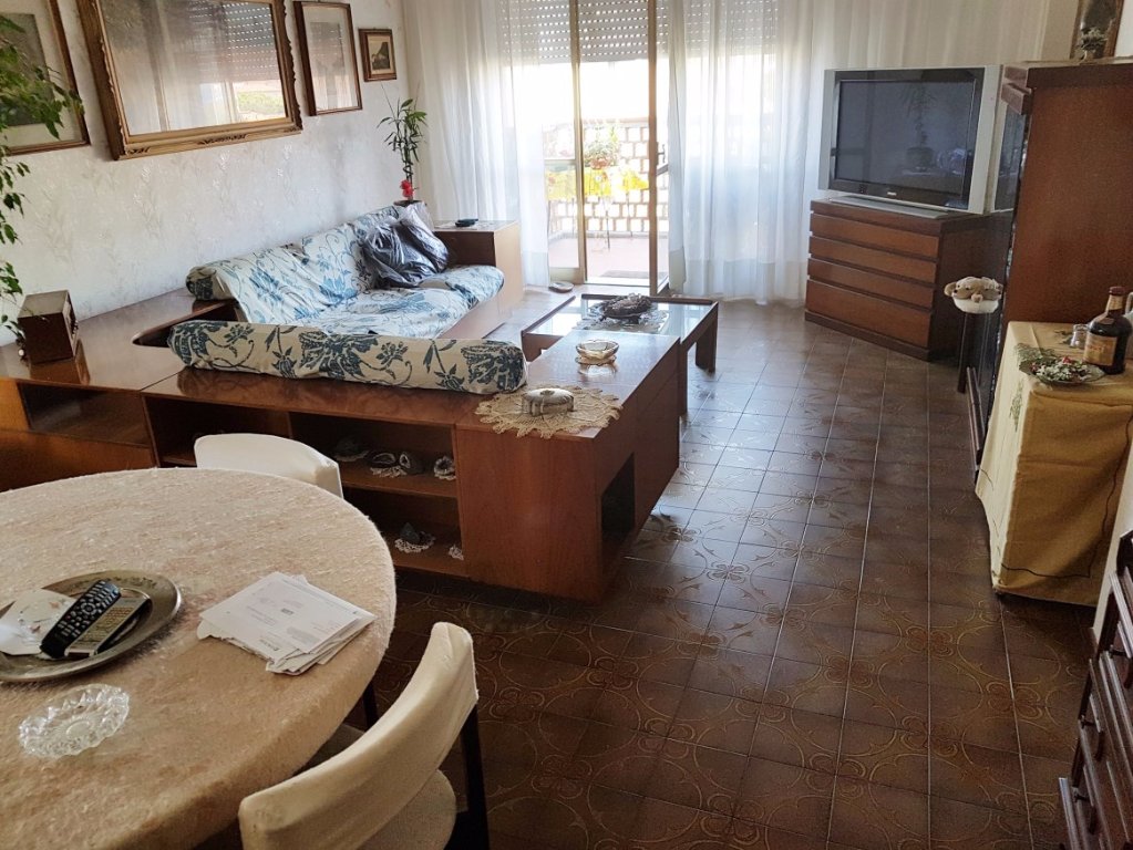 Attico vista mare, Massa marina di