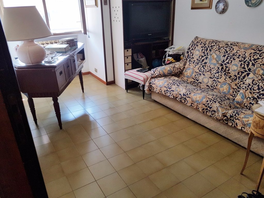 Attico vista mare, Massa marina di