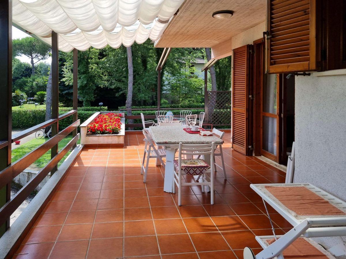 Villa con giardino, Massa ronchi