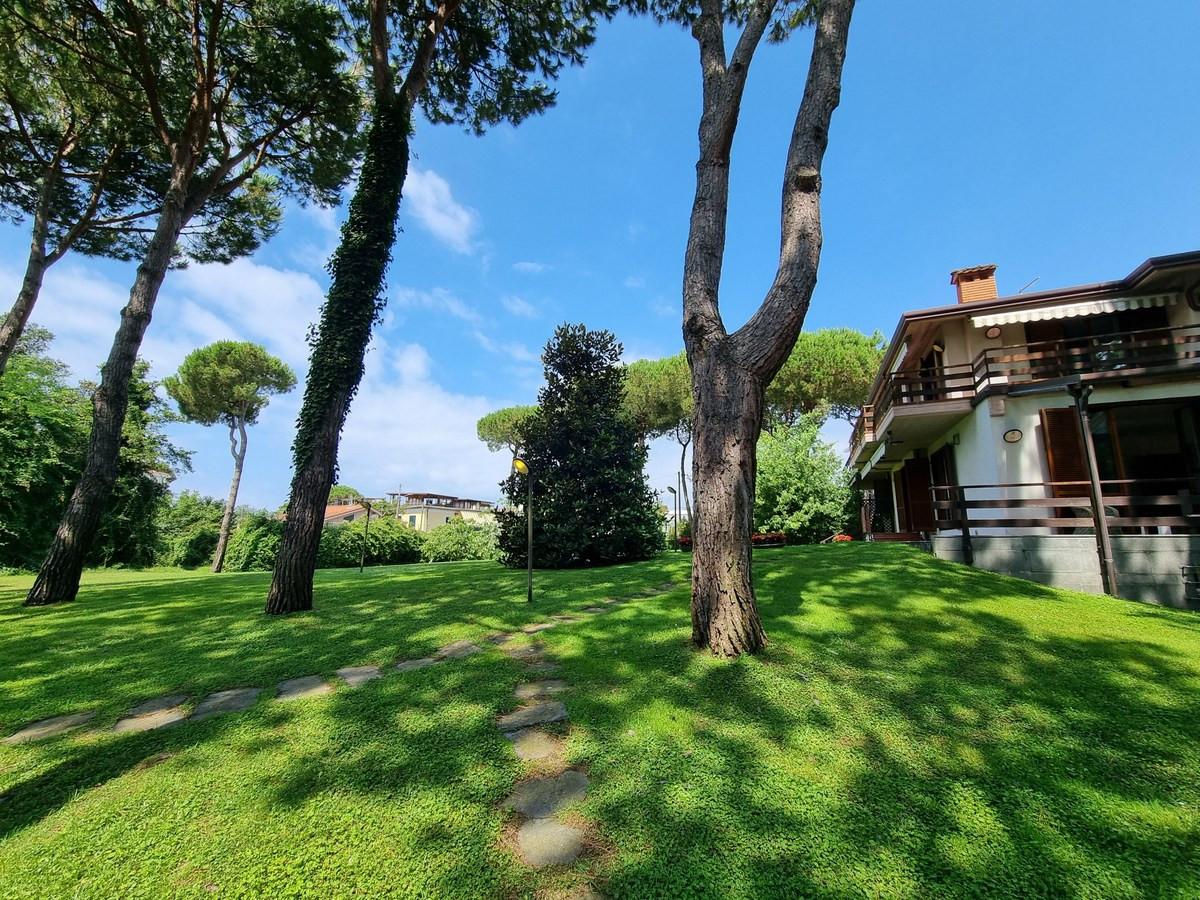Villa con giardino, Massa ronchi