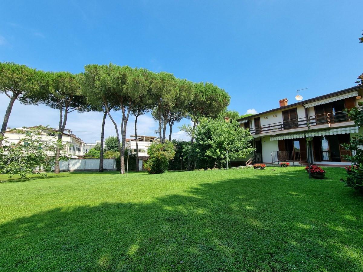 Villa con giardino, Massa ronchi