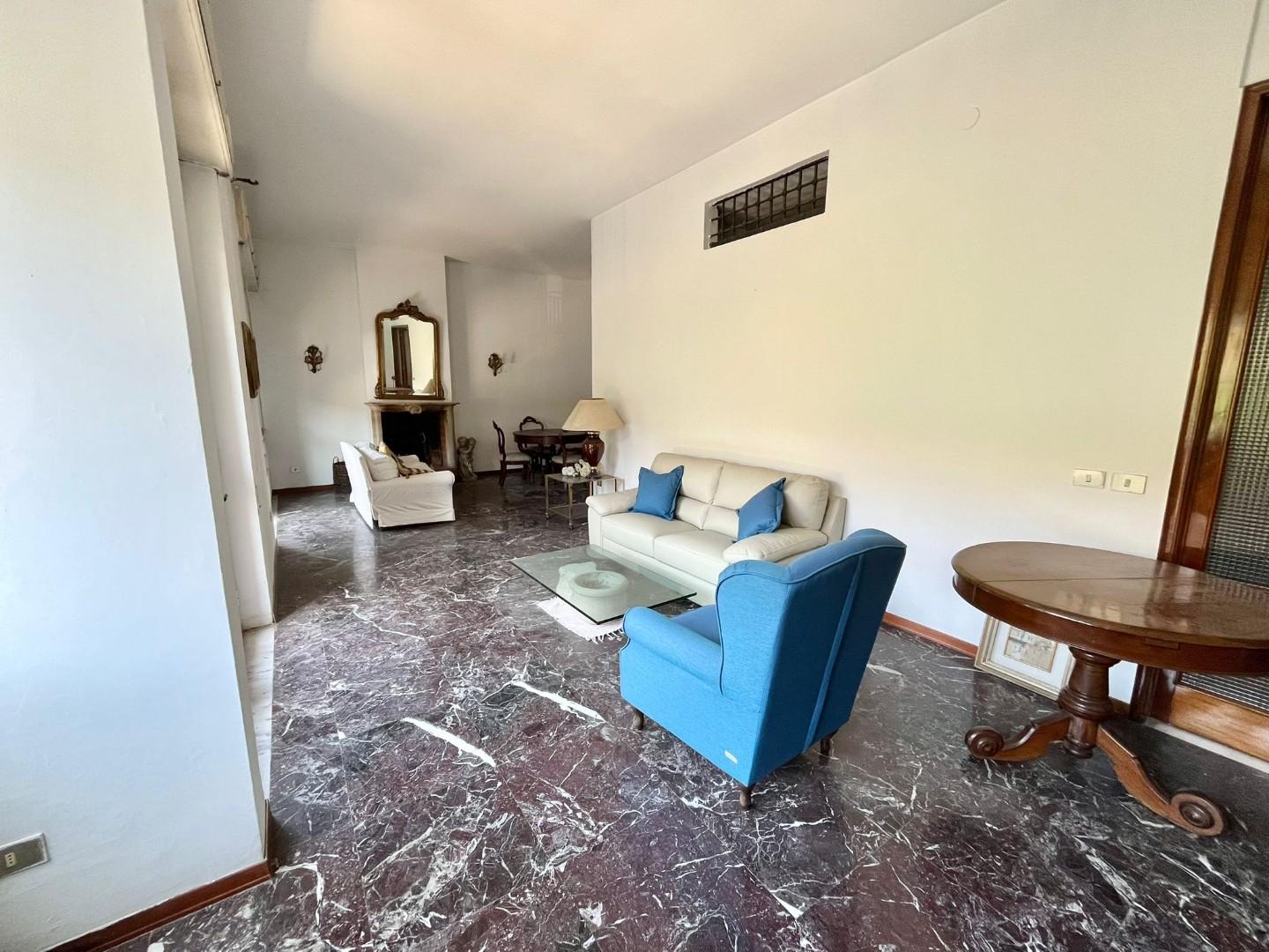 Appartamento con terrazzo, Massa centro