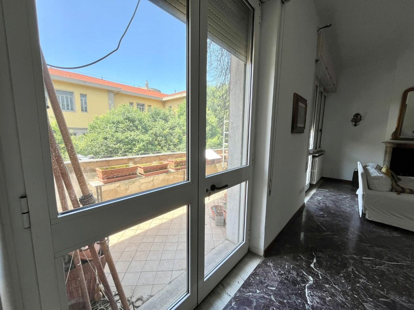 Appartamento con terrazzo, Massa centro