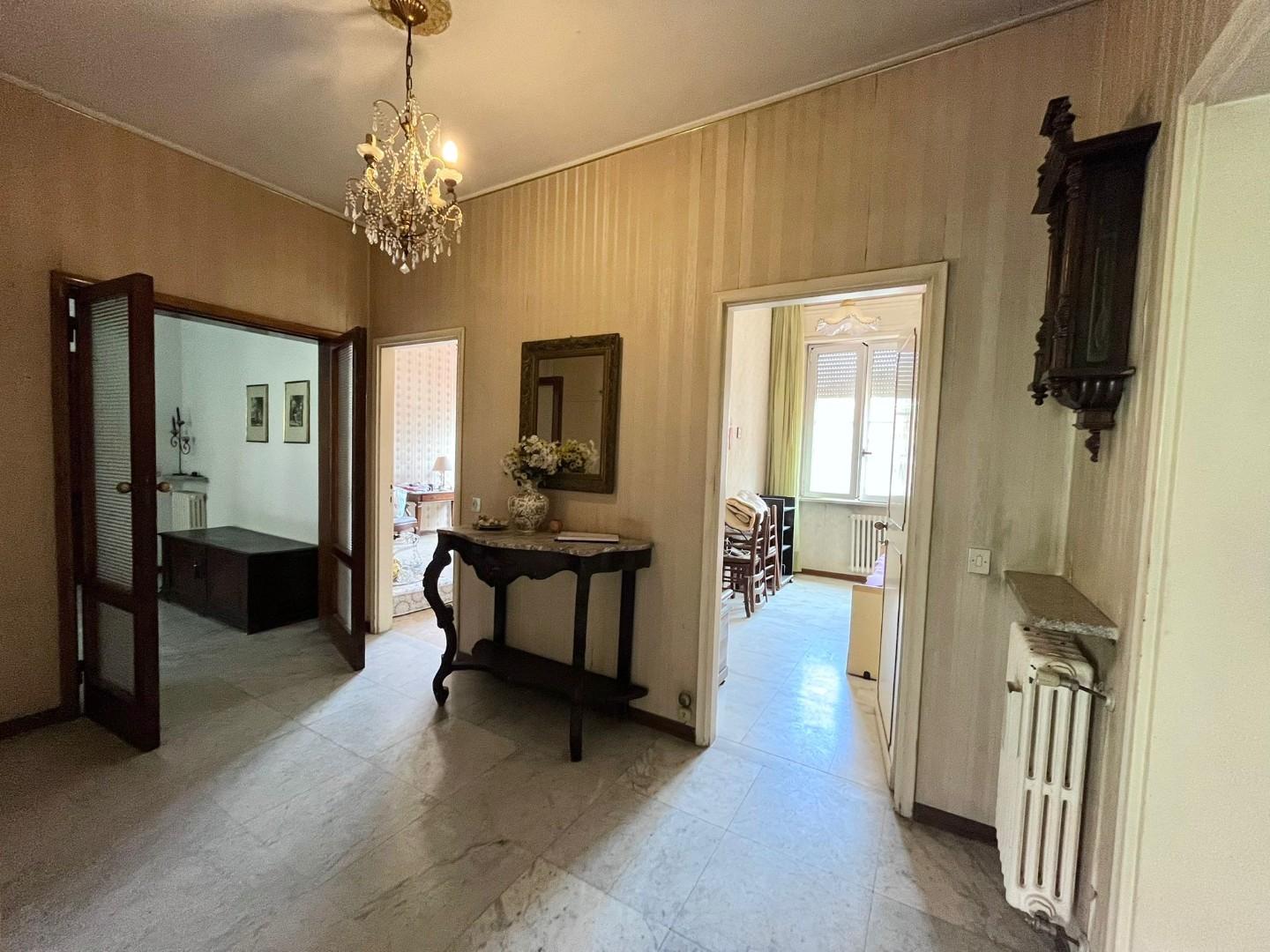 Appartamento con terrazzo, Massa centro