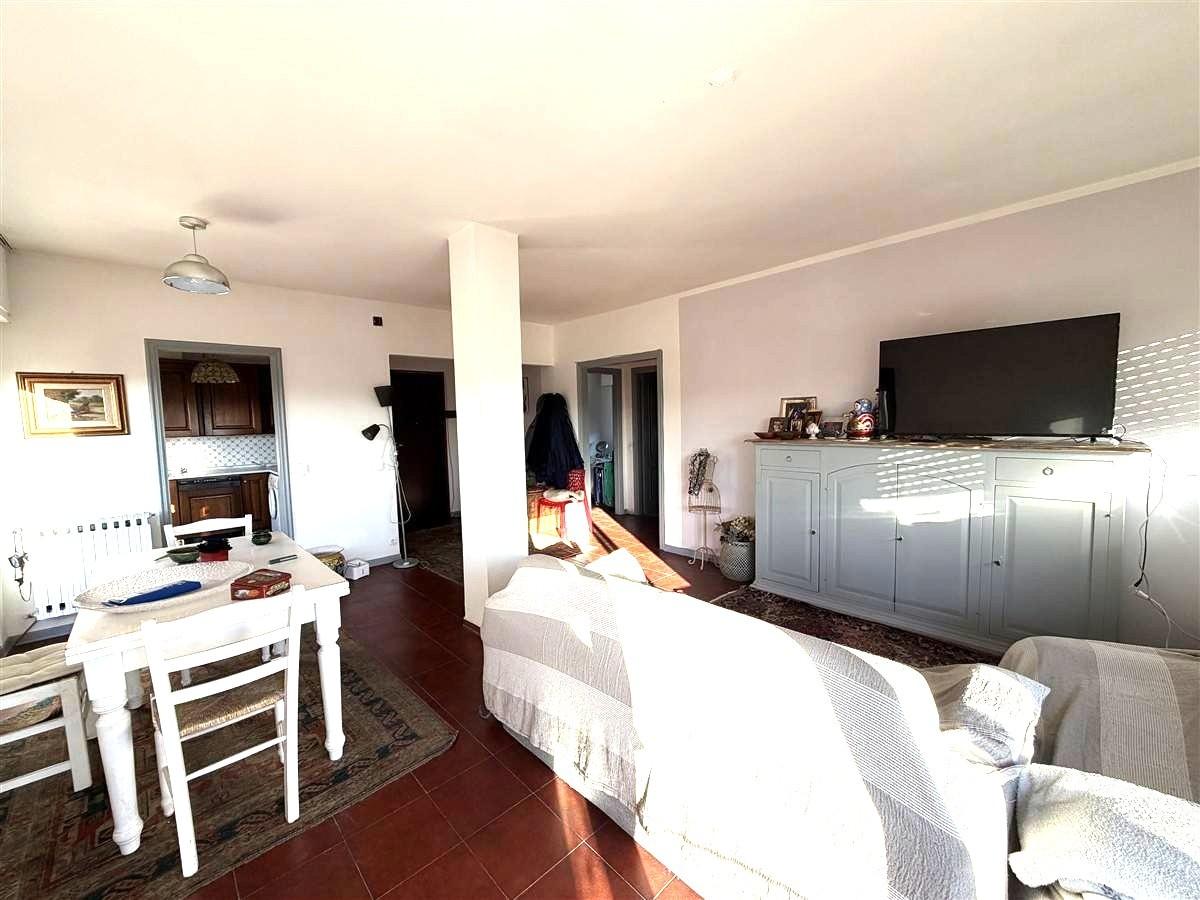 Attico vista mare, Massa marina di
