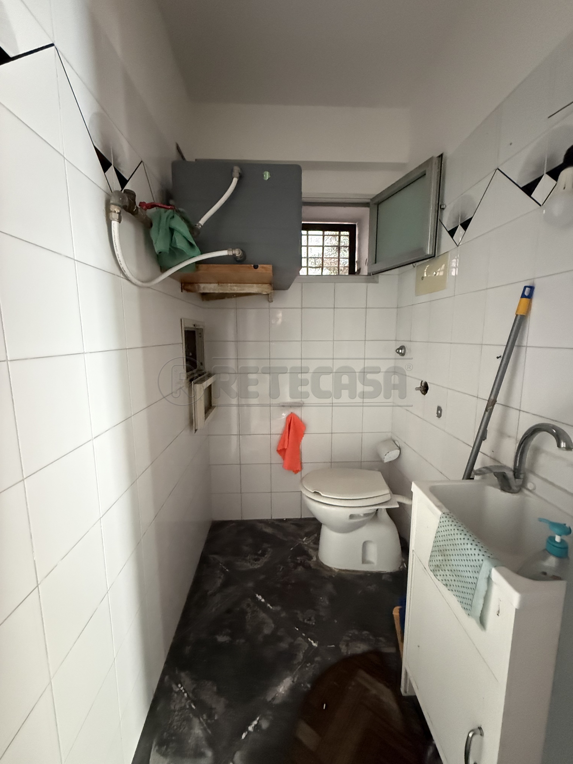 Locale commerciale da ristrutturare in via dei mille 85-87, Messina