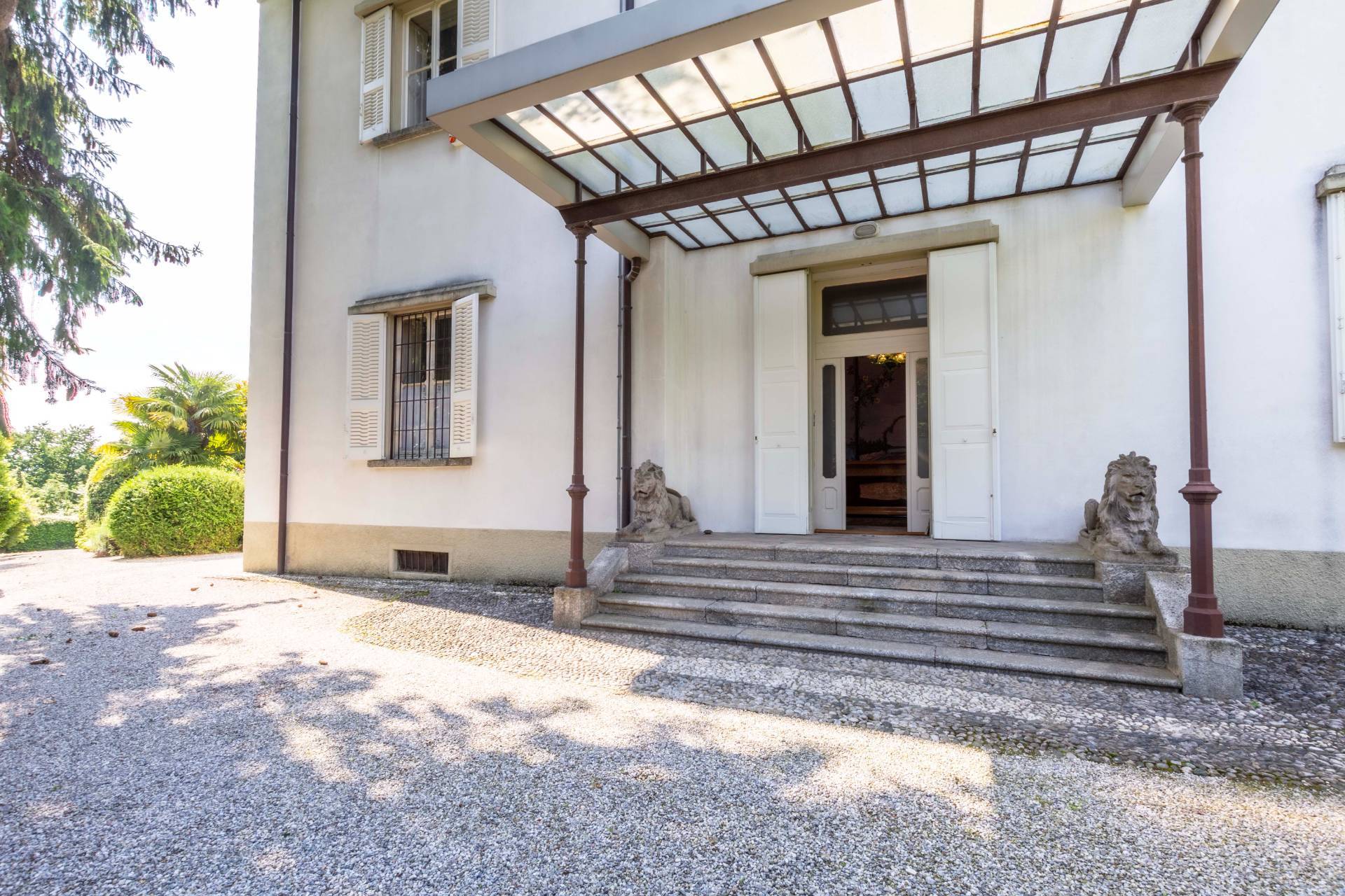 Villa in vendita a Longone al Segrino