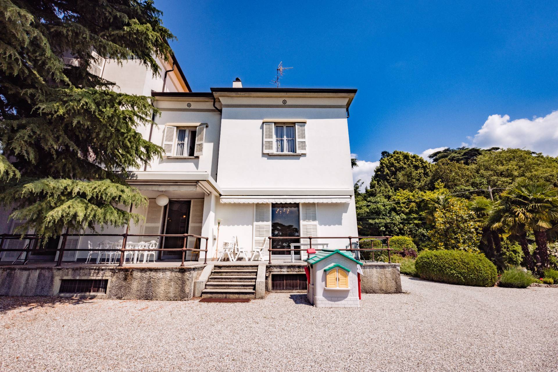 Villa in vendita a Longone al Segrino