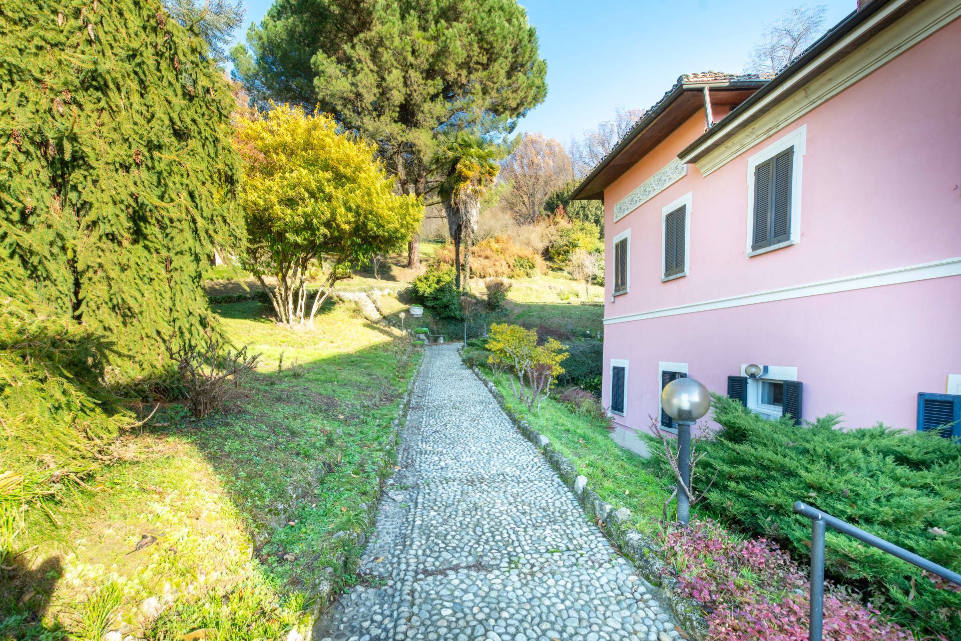 Villa in vendita a Albese con Cassano