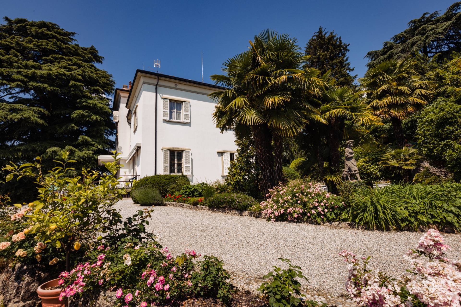 Villa in vendita a Longone al Segrino