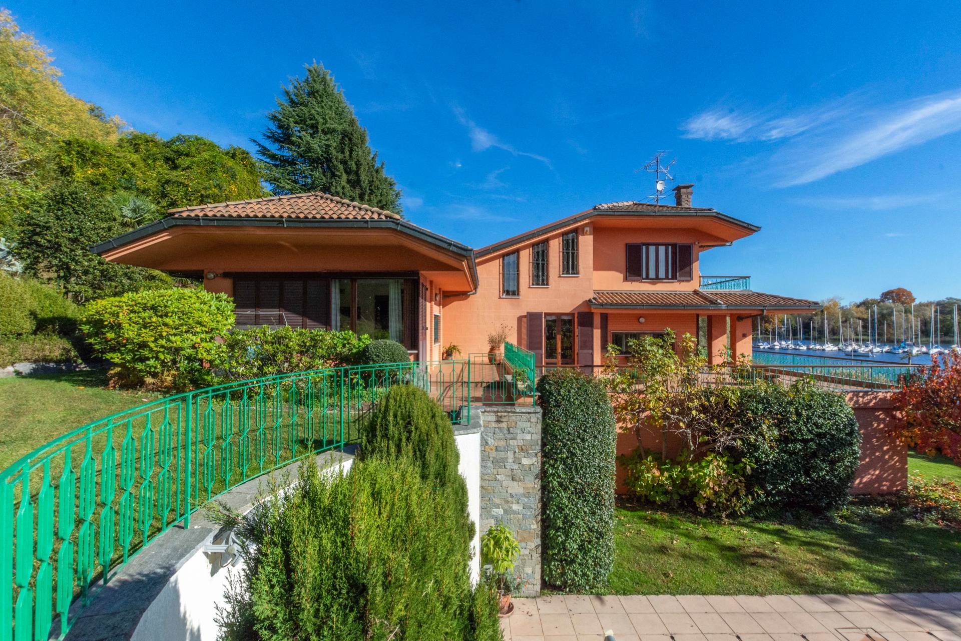 Villa in vendita a Monvalle